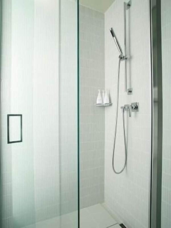 バスルームのシャワー