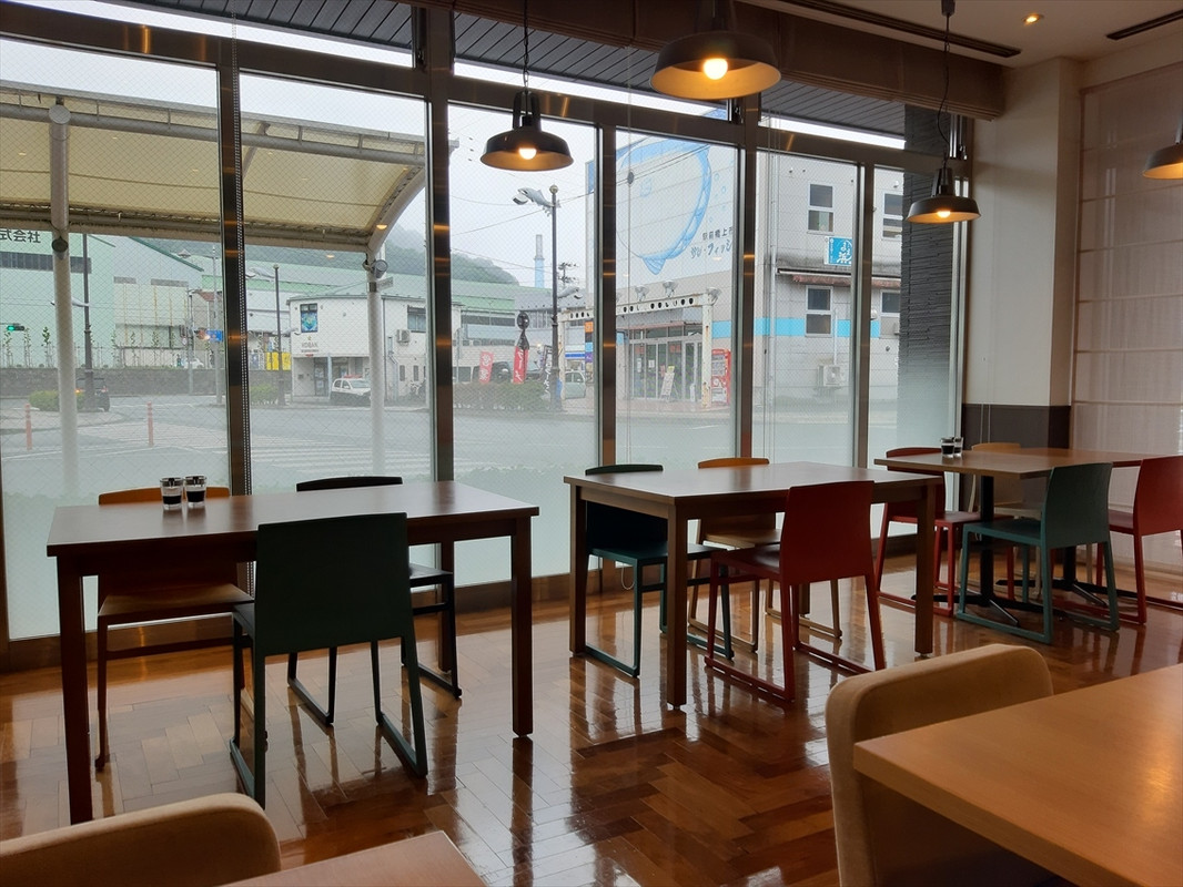 ホテル一階にあるカフェ兼レストランの朝食会場。