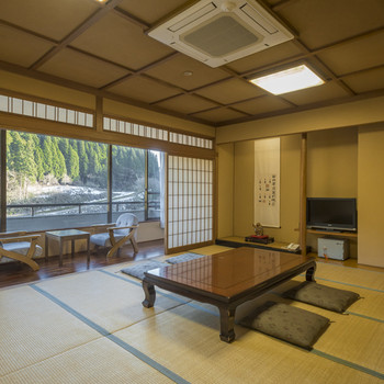 滝のほとりでのんびり過ごせる温泉宿4240125