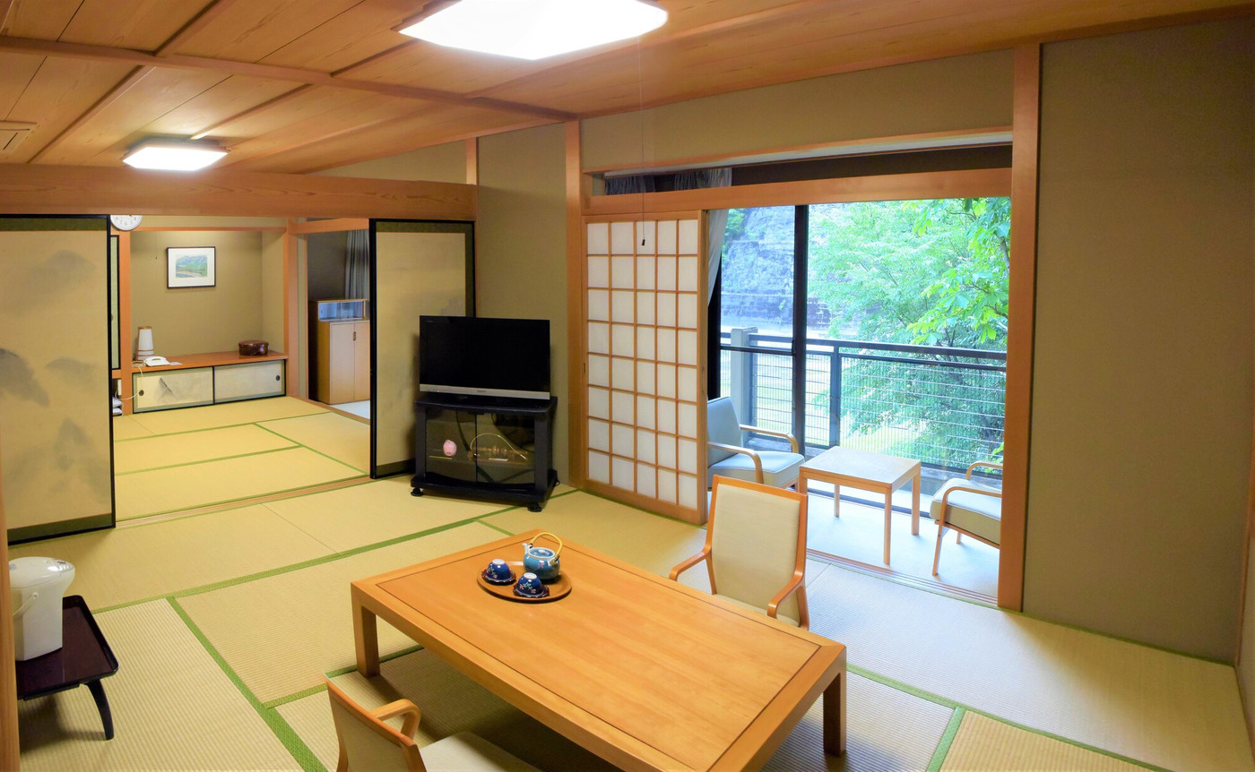 体に優しい温泉プールで親子で元気に！源泉かけ流し温泉も楽しめる4772679