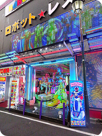 「ロボットレストラン」外観 24142 外国人の大人気、新宿歌舞伎町の『ロボットレストラン』