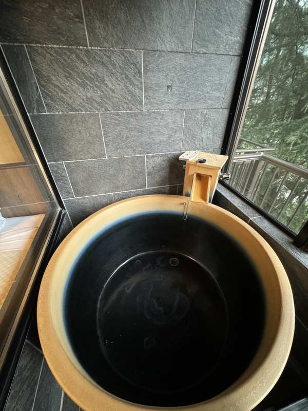 部屋温泉の雰囲気もなかなか。