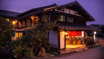 施設の正面 (日没後) / 4