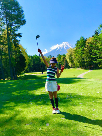 ゴルフをする女性