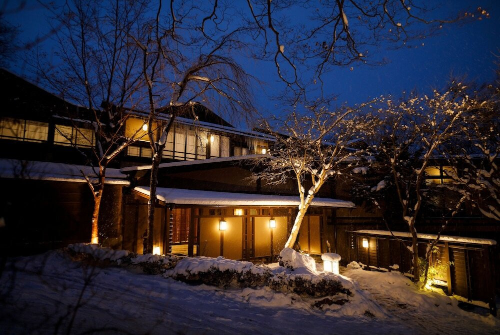 施設の正面 (日没後)