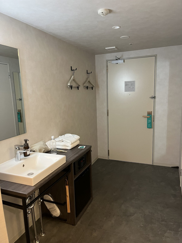 ホールと洗面と冷蔵庫