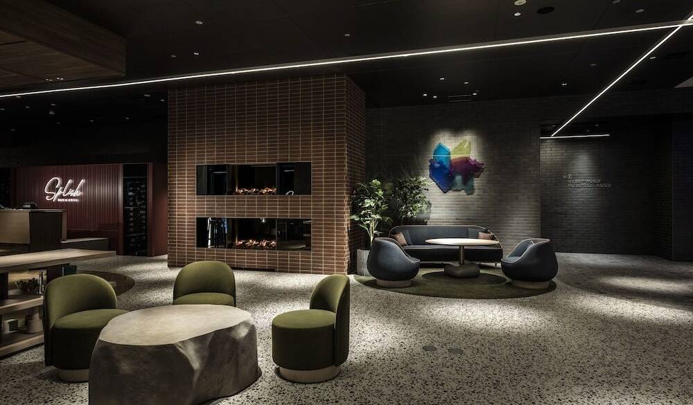 こだわりの家具が並ぶロビー / 2