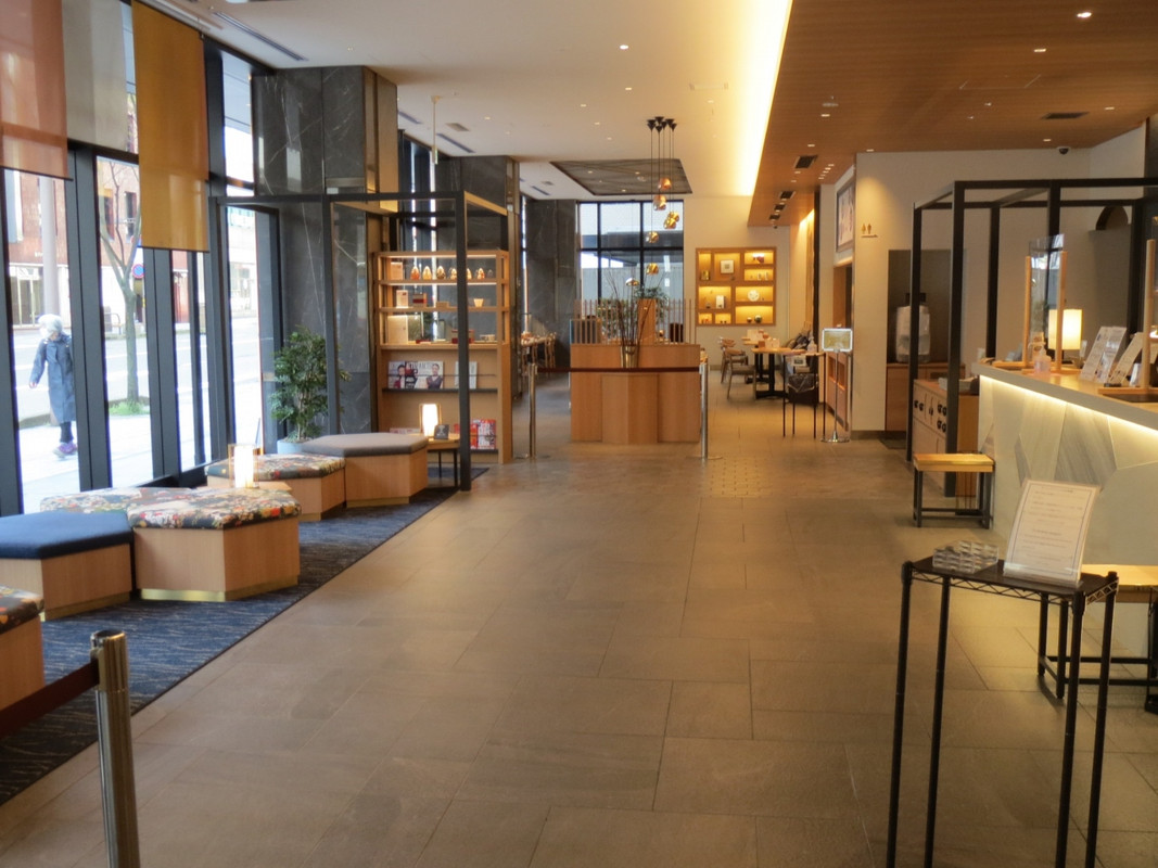 ロビー　右側がフロント