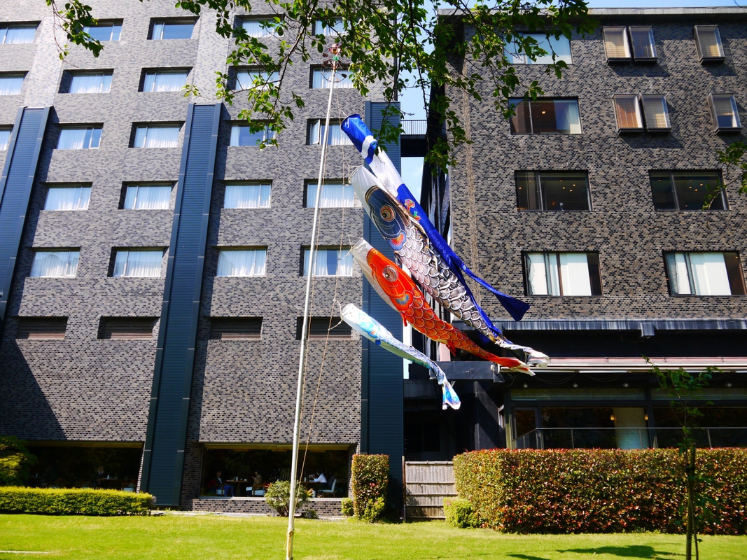 左側の1階がラウンジ。