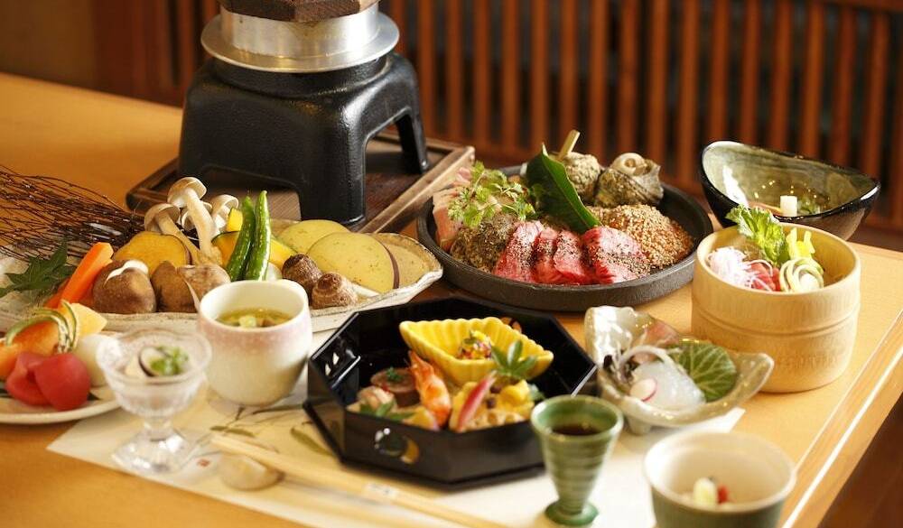 夕食は館内2ヶ所の
食事処でいただけます / 1