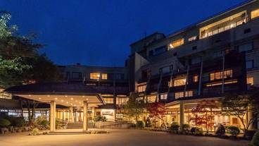 施設の正面 (日没後) / 3