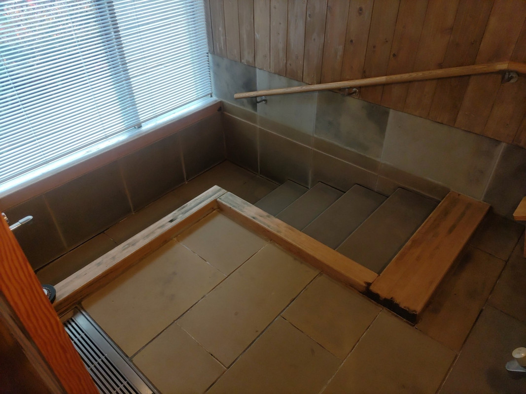 客室内の浴室です。お湯を溜めるには90分ほど掛かるそうです。