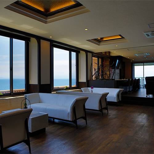 海が見えるロビーで
チェックイン / 1