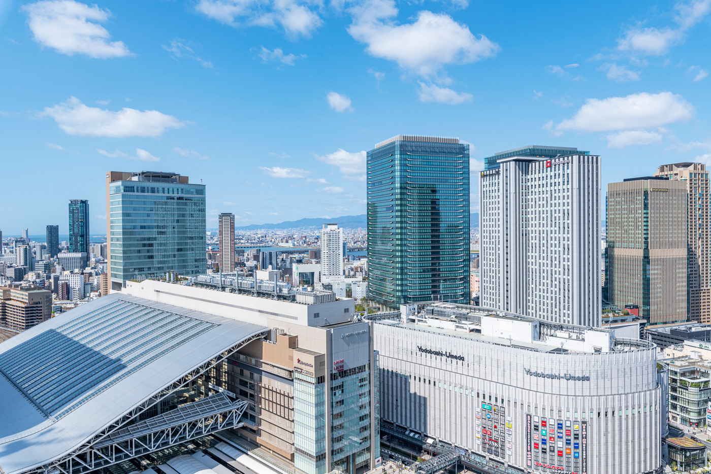 大阪府大阪市　晴天のJR大阪駅と梅田のビル群