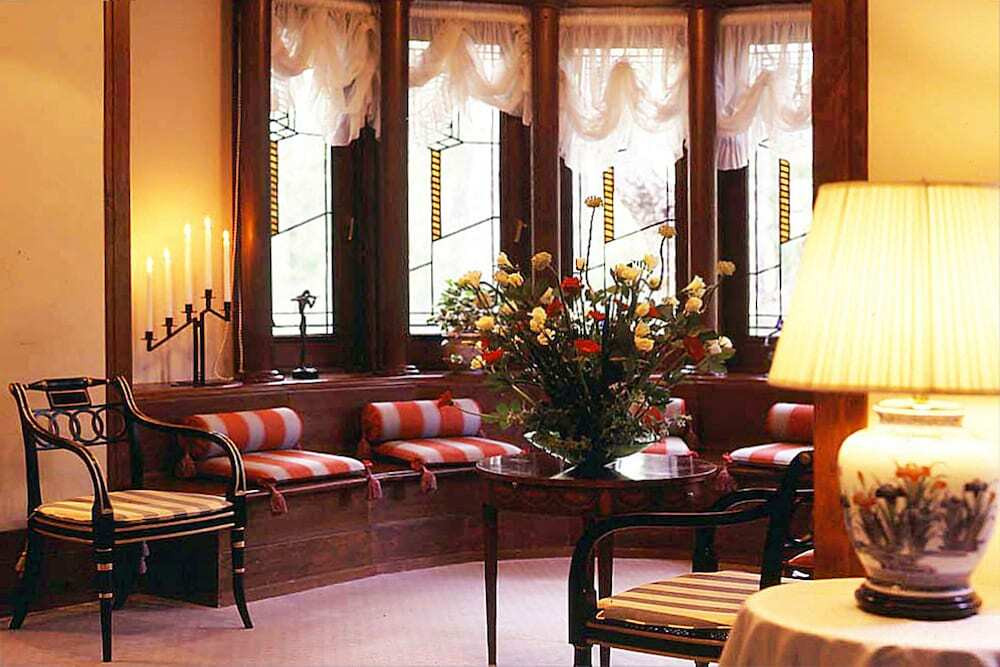 光が差し込むステンドグラス