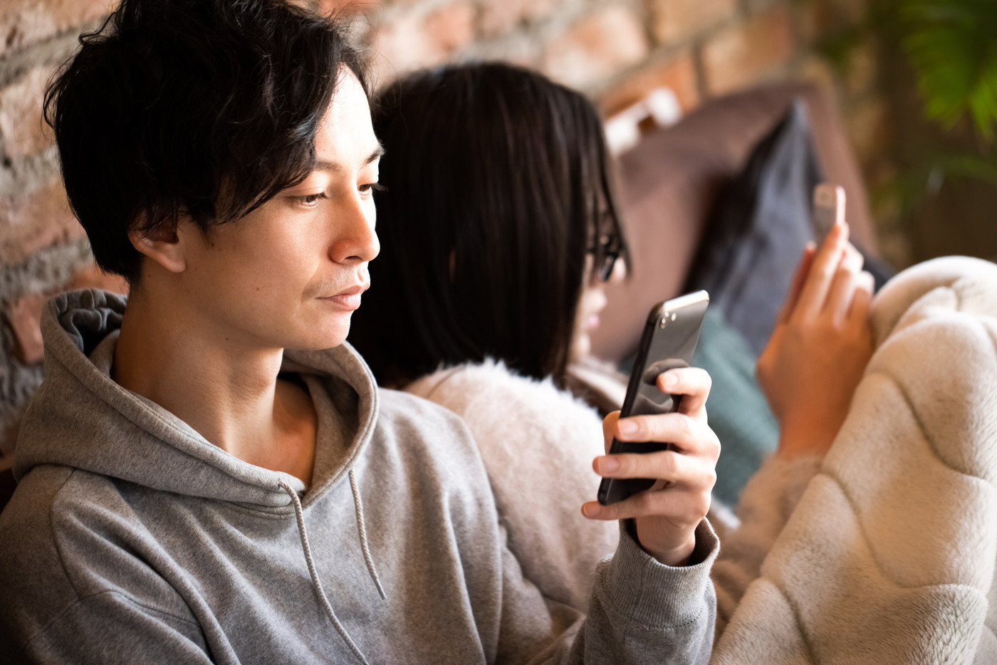 スマホを見るカップル　ライフスタイル