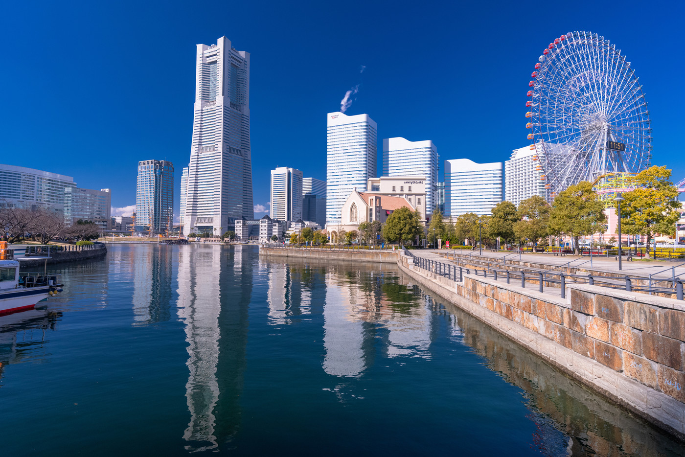 《神奈川県》横浜みなとみらい・運河パークから眺める都市風景