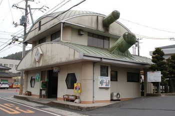 えっ！？屋根から亀の顔が・・・1011248