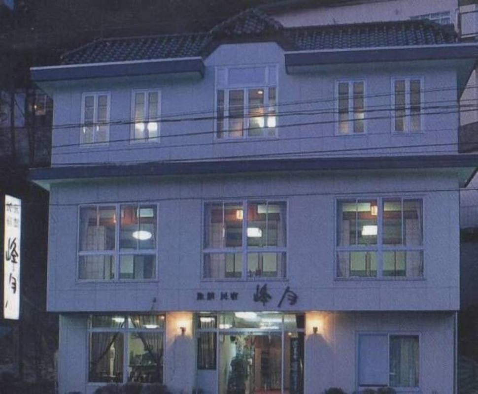 施設の正面 (日没後)