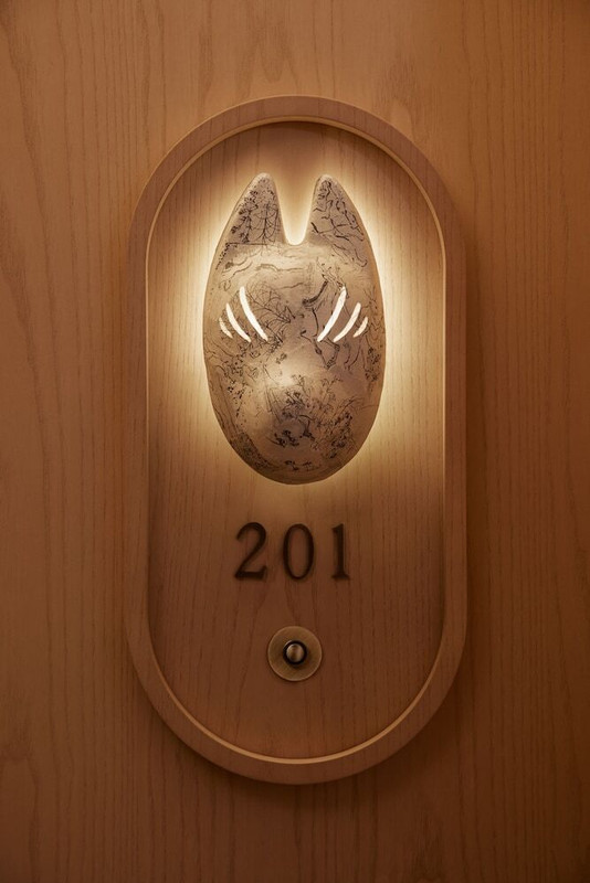 客室ドアのオブジェ