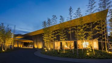 施設の正面 (日没後) / 2