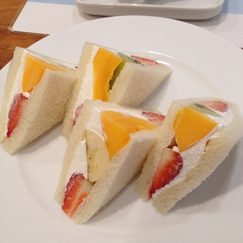 「フルフル 赤坂店」料理 613545 アフタヌーンティーセットのフルーツサンドイッチ。ハーフ4切れ。