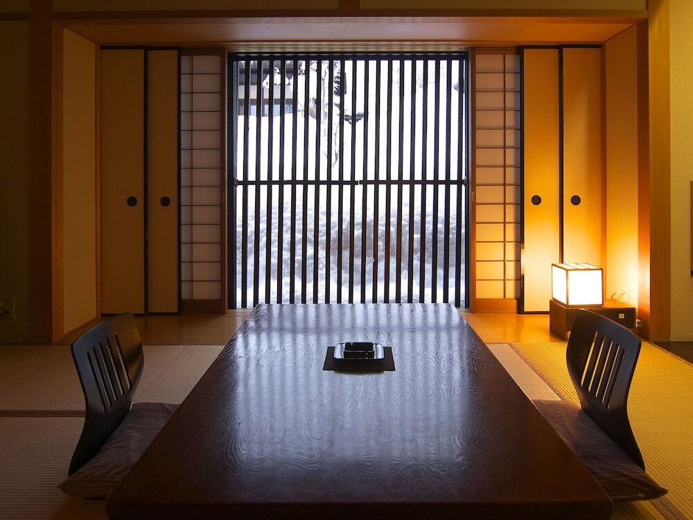 客室内のダイニングエリア