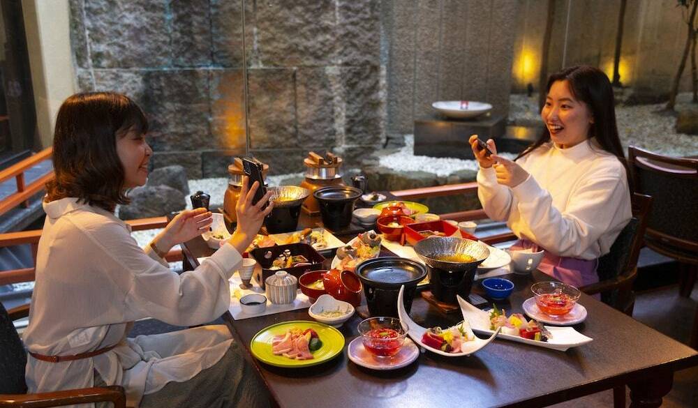 牡蠣に穴子に盛沢山な
豪華会席料理 / 4