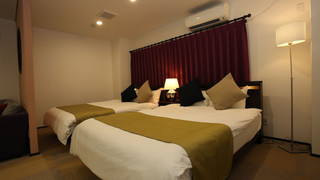 デラックス トリプルルーム (ダブルベッド3台)