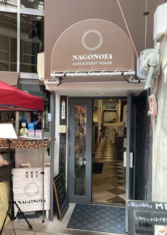 カフェのカウンターでチェックイン