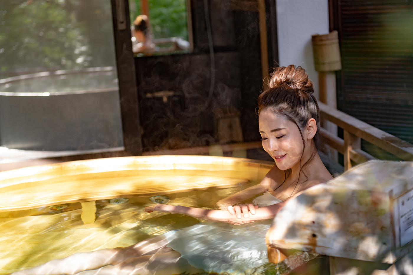 若い女性、温泉、露天風呂、旅行