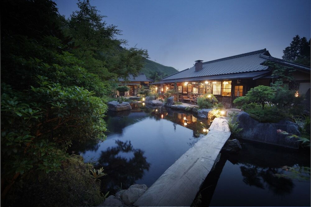 約5000坪の敷地に10室の離れ。静かな空間で自家源泉を堪能4043288