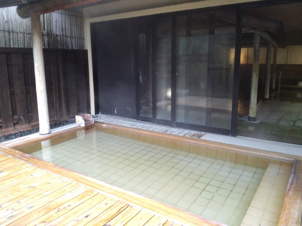 山の中腹に建つ、眺望ばつぐんの温泉ホテル3983305