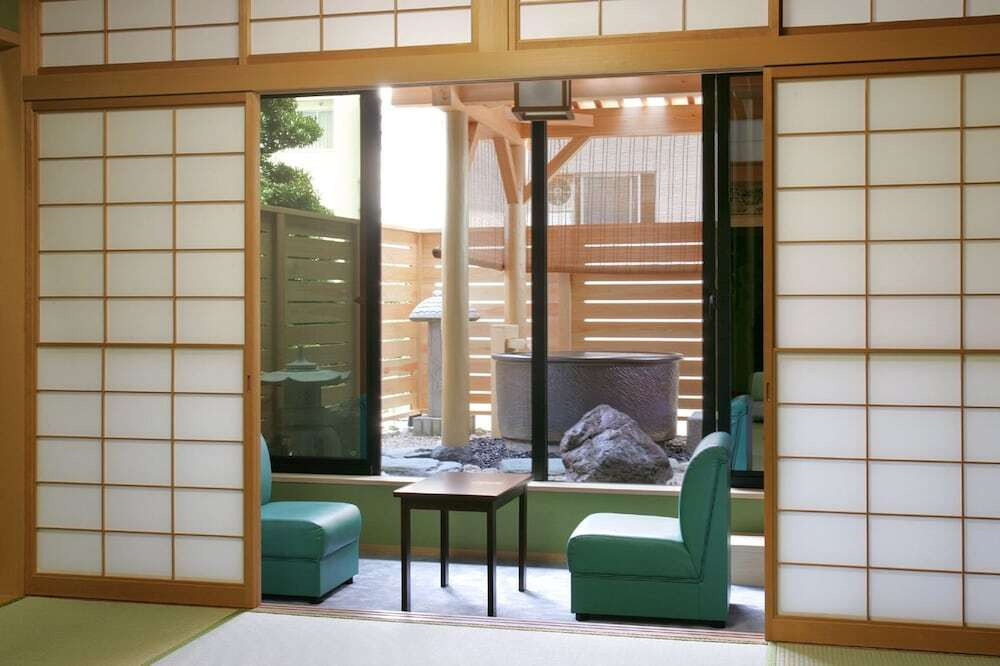 カラオケルームも付いた露天風呂付き客室で歌って浸かってスッキリ♪4008588