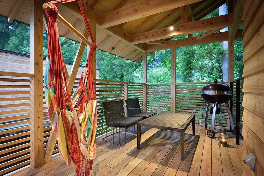 ハンモックに揺られ自然と調和する4248439