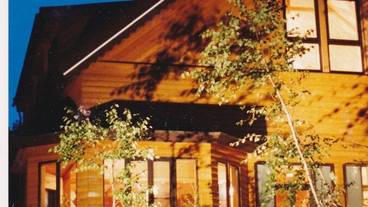 施設の正面 (日没後) / 2