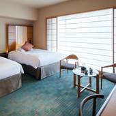 庭のホテル 東京（東京都 シティホテル）：広さ30㎡の空間に、120cm幅のベッドを2台配したツインルーム。寛ぎと居心地の良さを追求して造られており、ベランダに加え、ティーテーブルやライティングデスクも完備。 / 2