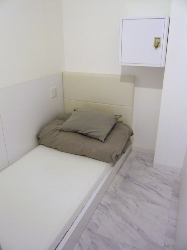 ４階　ベッドにロッカー