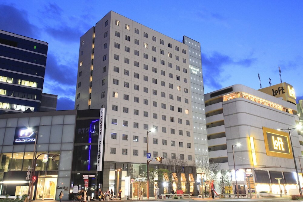 施設の正面 (日没後)