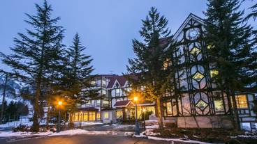 施設の正面 (日没後) / 2