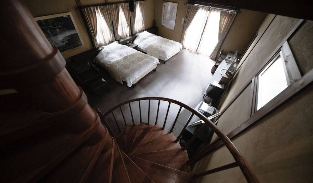 メゾネット客室のらせん階段 / 2