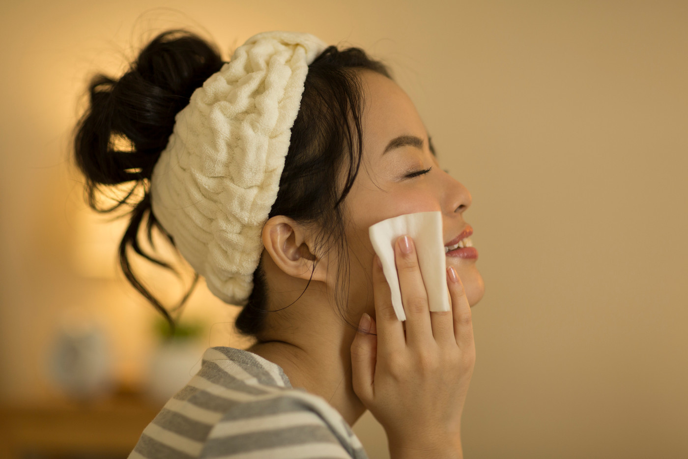 若い女性 スキンケア