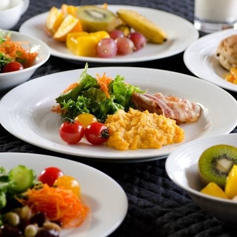 ダイニングや客室で
ゆったり味わう朝食 / 1