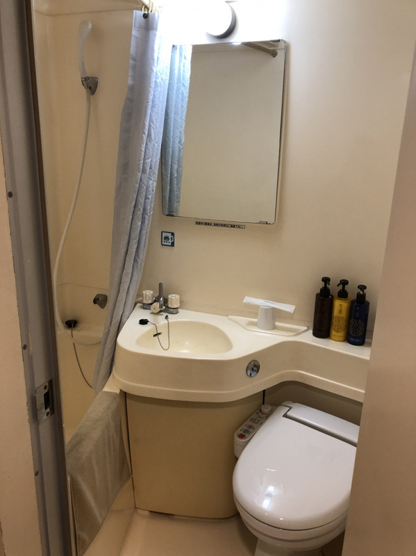 部屋のユニットバスはこんな感じ