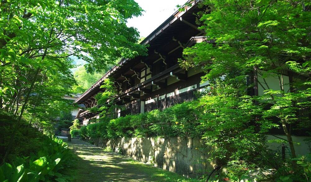 駐車場から玄関までの道 / 2