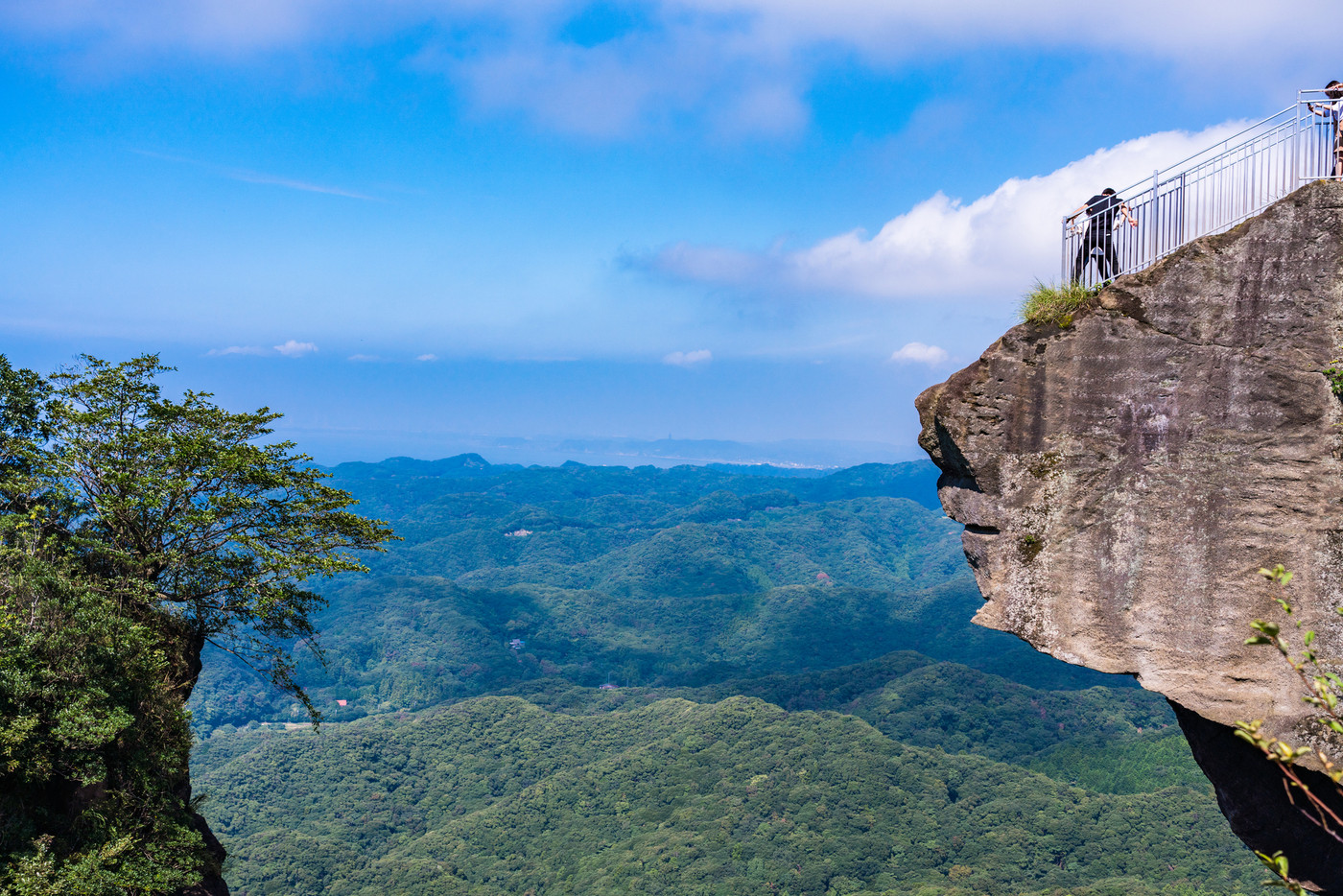 【千葉県】鋸山日本寺山頂　地獄のぞきする人達