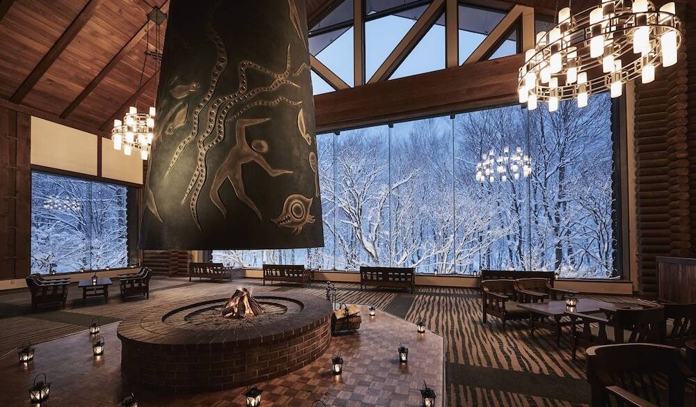 ロビーの大暖炉「森の神話」 / 5