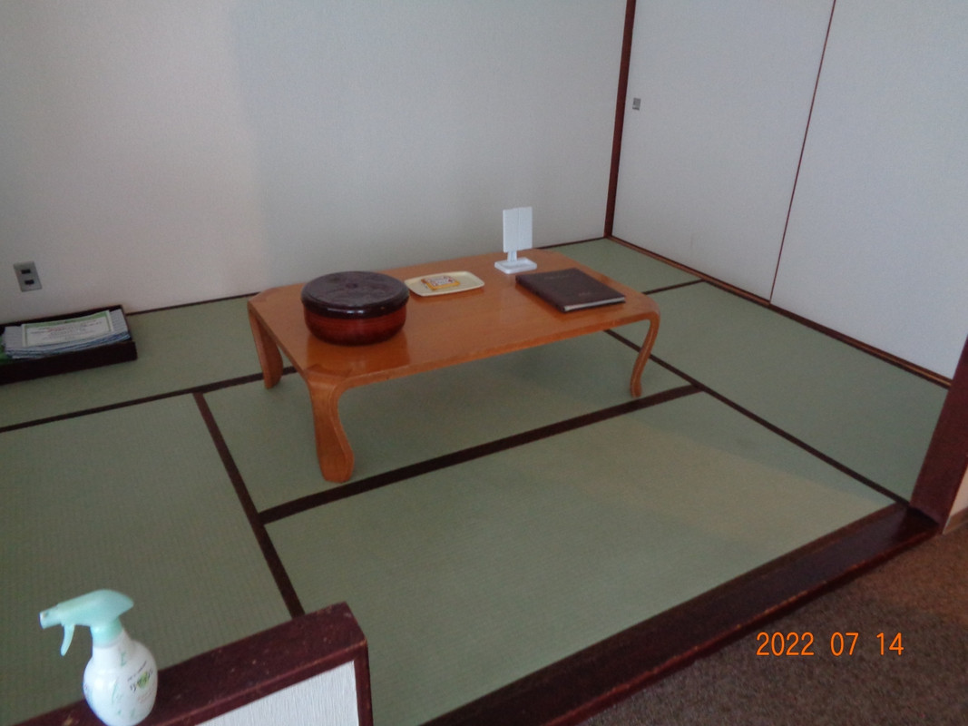 8畳の和室、人数により布団を出して4人OK.。