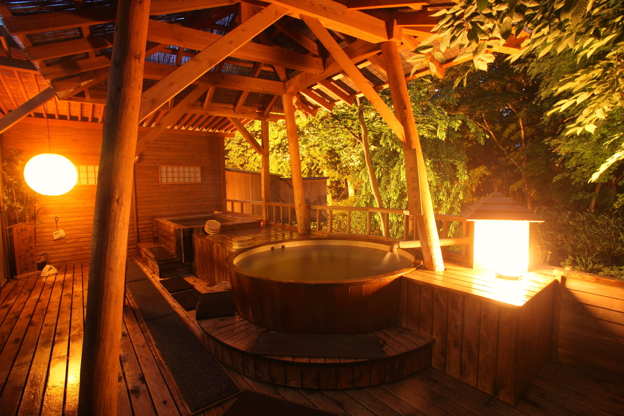 開放的な露天風呂や貸切風呂に癒される、高原の一軒宿4256727