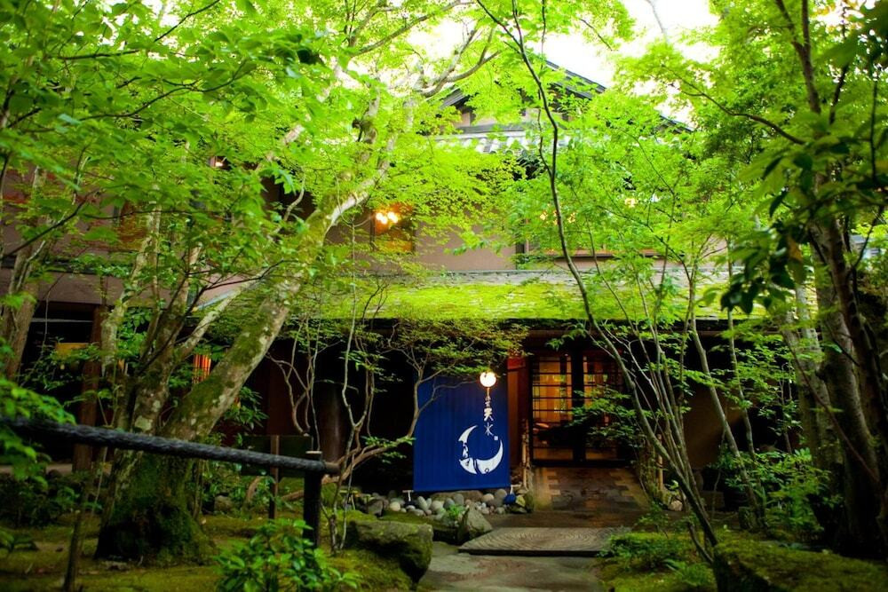 1日3組限定の「特別室」で、鉄鍋仕立ての贅沢食材を堪能しよう3924197